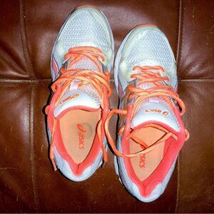 ASICS size 7 brand new comfortable running shoes like new no flaws